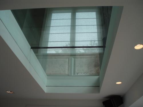 Glas geplaats in vloer